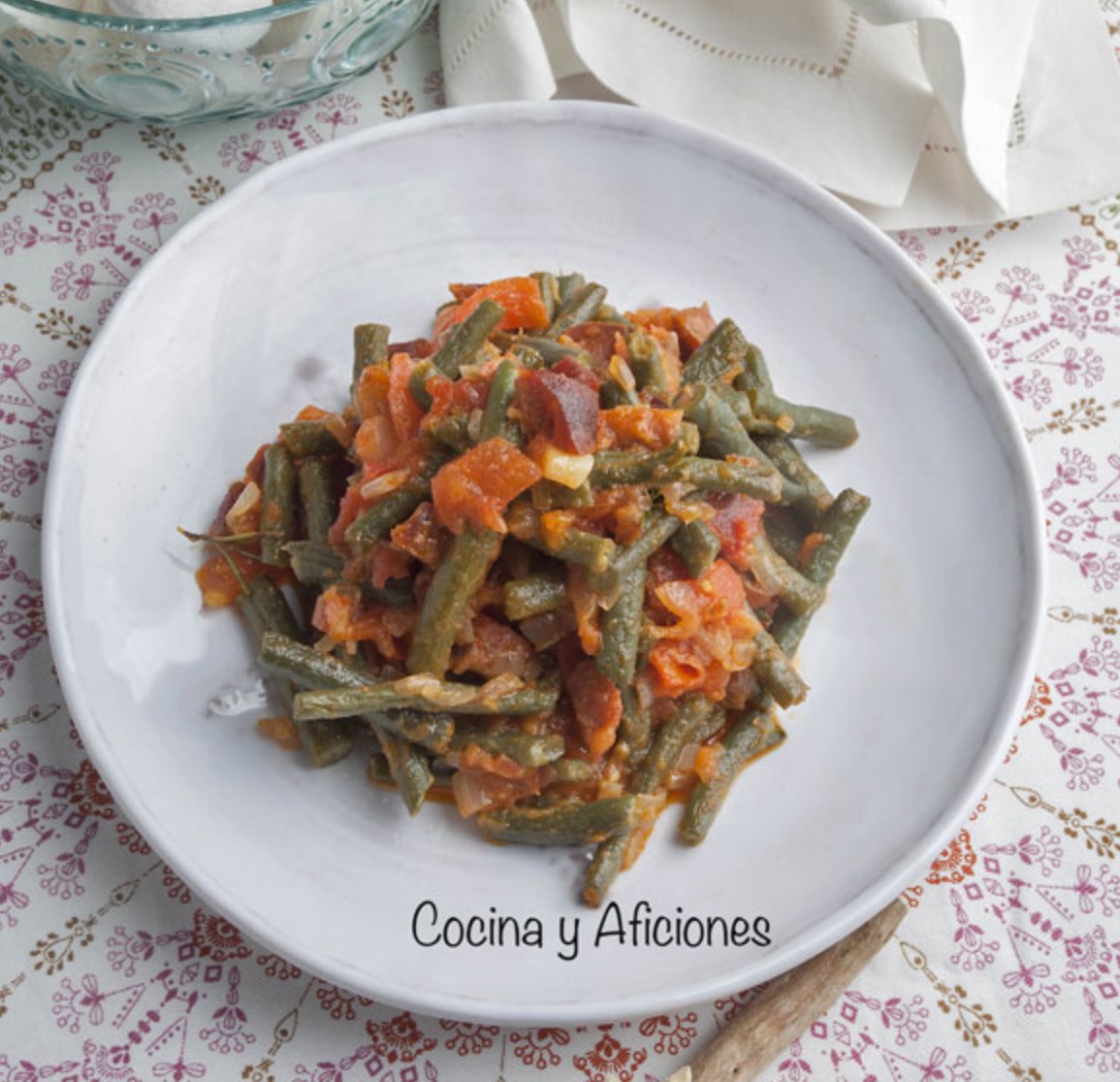 Judias verdes con tomate y jamón acompañado de caracoles al ajillo